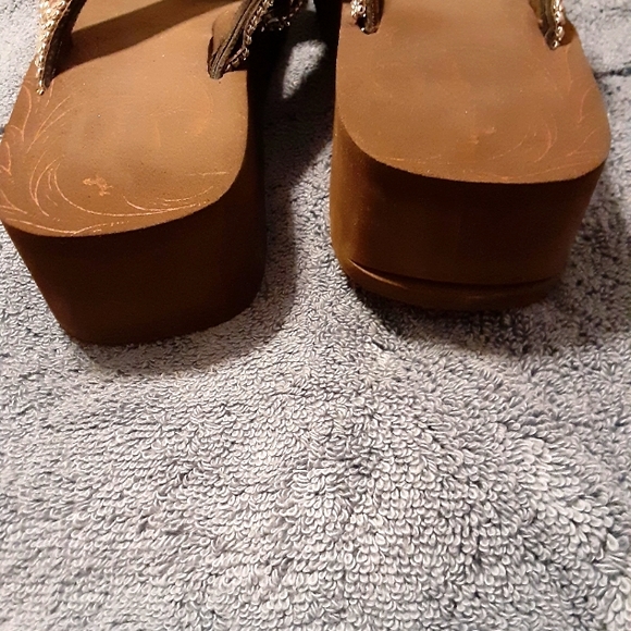 Bundle of Toes Sandals - Picture 14 of 16